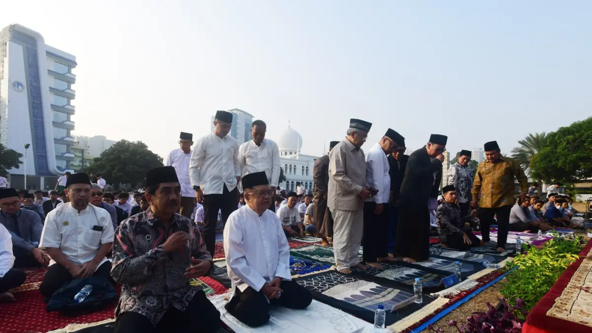 Ratusan murid dan umat Islam berkumpul di halaman Masjid Al Azhar Jakarta untuk melaksanakan Shalat Istisqa, Selasa (1/9/2026). (Dery Ridwansah/ JawaPos.com)