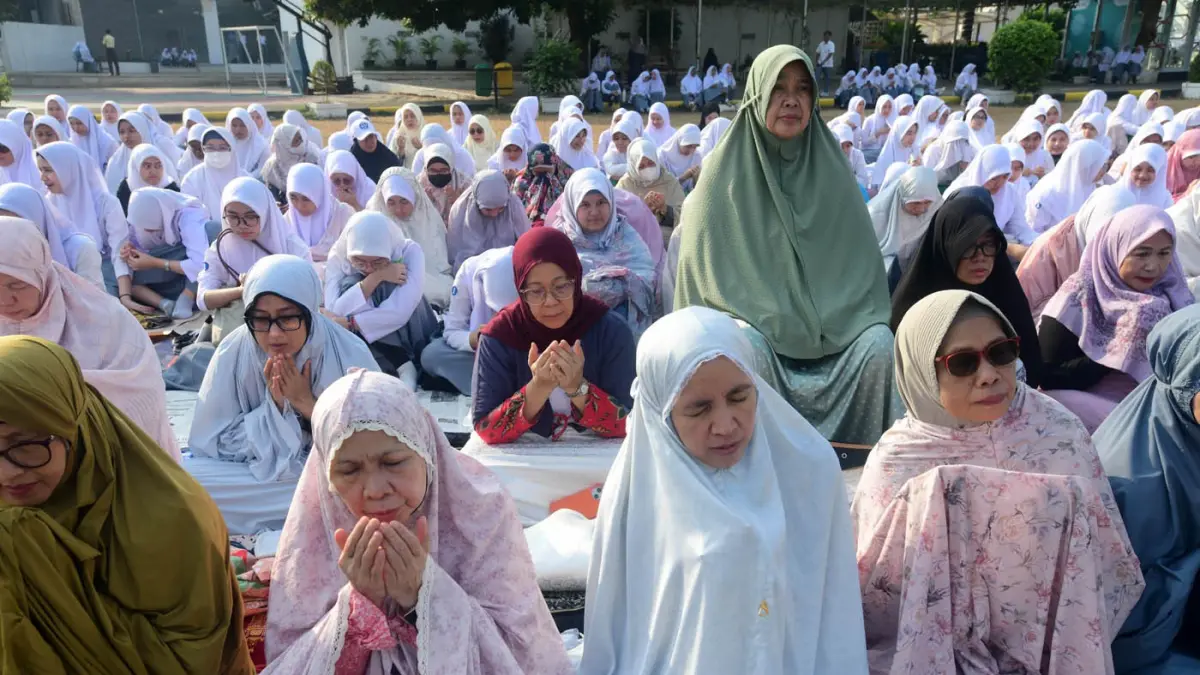 Ratusan murid dan umat Islam berkumpul di halaman Masjid Al Azhar Jakarta untuk melaksanakan Shalat Istisqa, Selasa (1/9/2026). (Dery Ridwansah/ JawaPos.com)