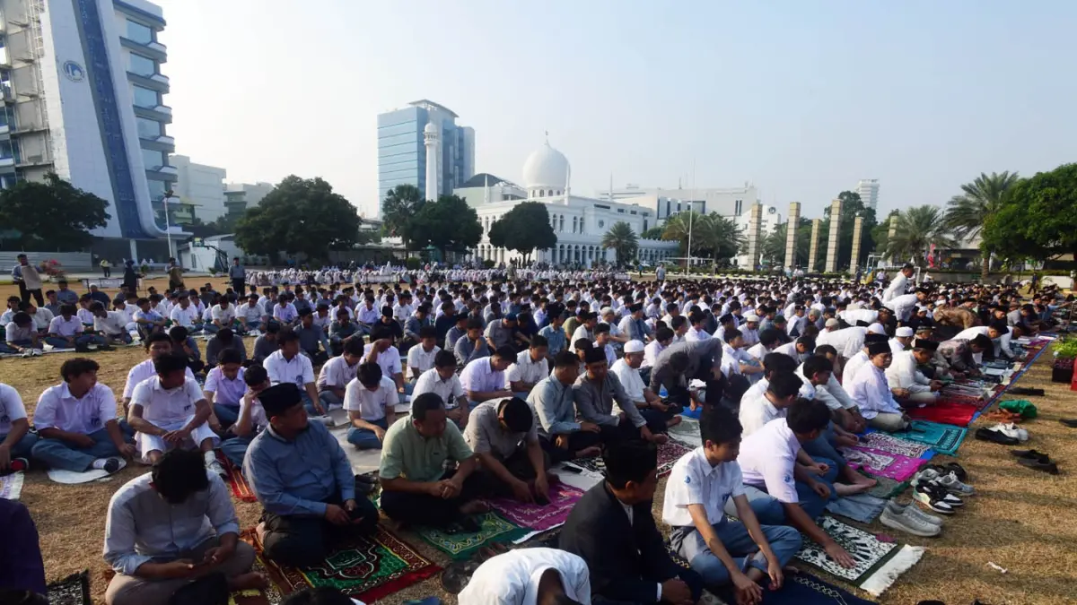 Ratusan murid dan umat Islam berkumpul di halaman Masjid Al Azhar Jakarta untuk melaksanakan Shalat Istisqa, Selasa (1/9/2026). (Dery Ridwansah/ JawaPos.com)