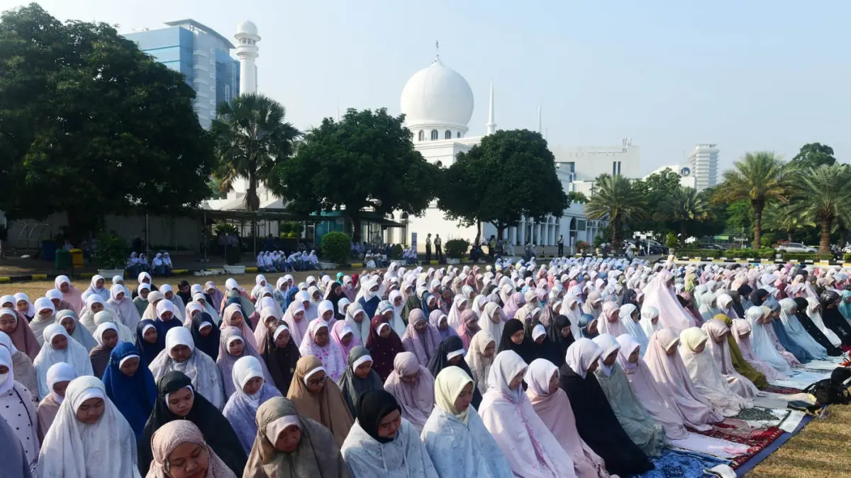 Ratusan murid dan umat Islam berkumpul di halaman Masjid Al Azhar Jakarta untuk melaksanakan Shalat Istisqa, Selasa (1/9/2026). (Dery Ridwansah/ JawaPos.com)