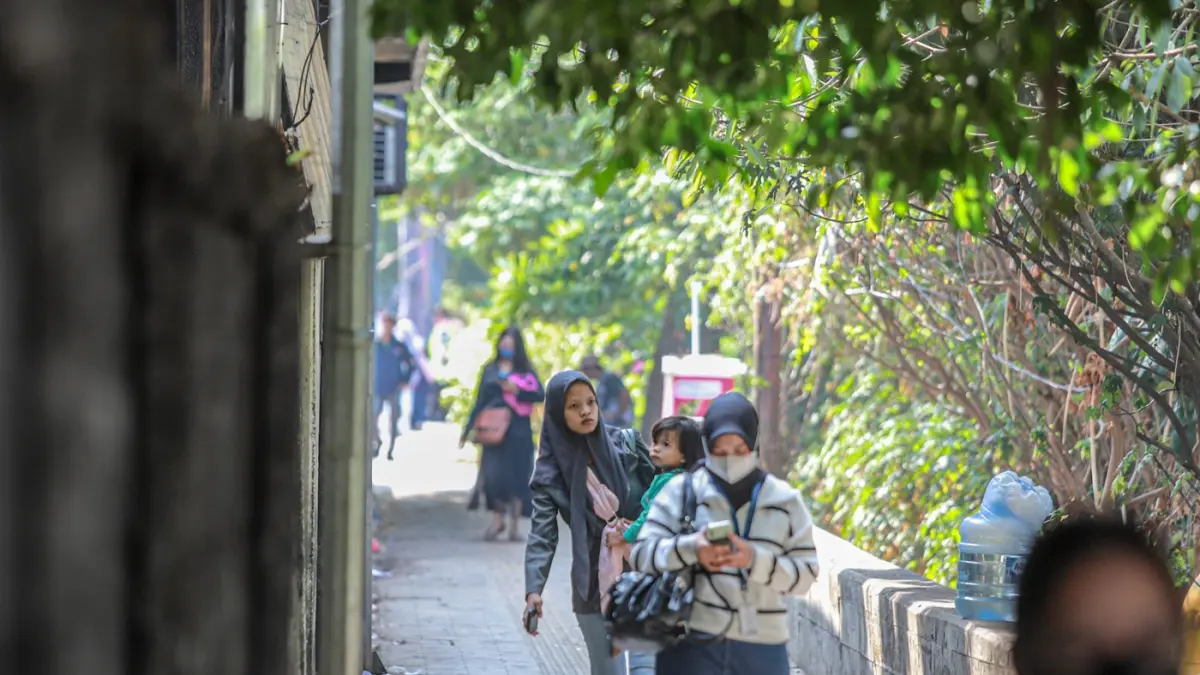 Sejumlah penumpang KRL berjalan kaki di samping Stasiun KRL Karet, Jakarta, Selasa (01/09/2026). (Hanung Hambara/Jawa Pos)