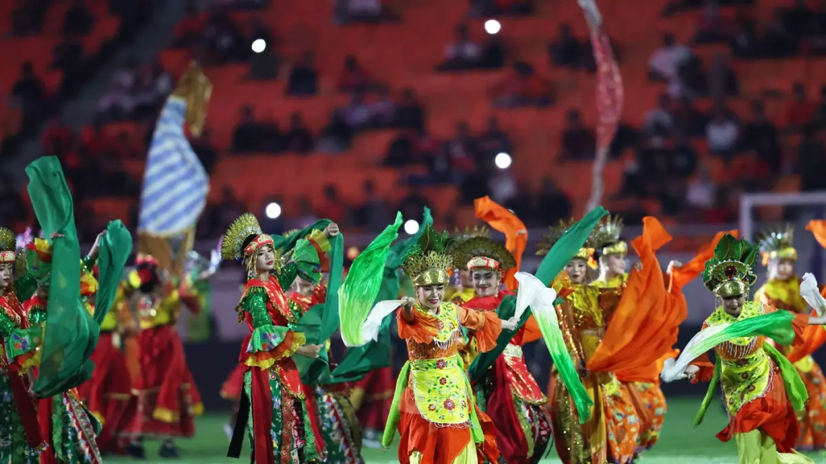 Sejumlah pesepak bola dan ofisial Persija Jakarta saat peluncuran tim dan jersi di Jakarta International Stadium (JIS), Jakarta, Sabtu (29/8/2026).
