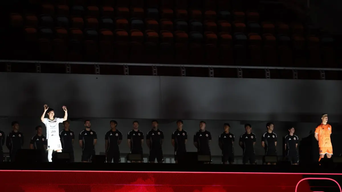 Sejumlah pesepak bola dan ofisial Persija Jakarta saat peluncuran tim dan jersi di Jakarta International Stadium (JIS), Jakarta, Sabtu (29/8/2026).
