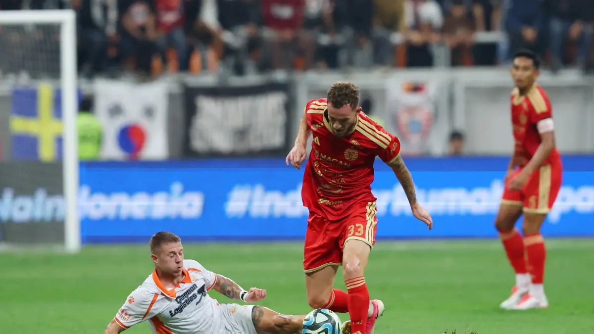 Selebrasi Alexander Thomas Jeremejeff dan para pemain Persija Jakarta lainnya usai membobol gawang Brisbane Roar pada laga friendly match di Jakarta Internasional Stadion, Sabtu (29/8/2026). (Dery Ridwansah/ JawaPos.com)