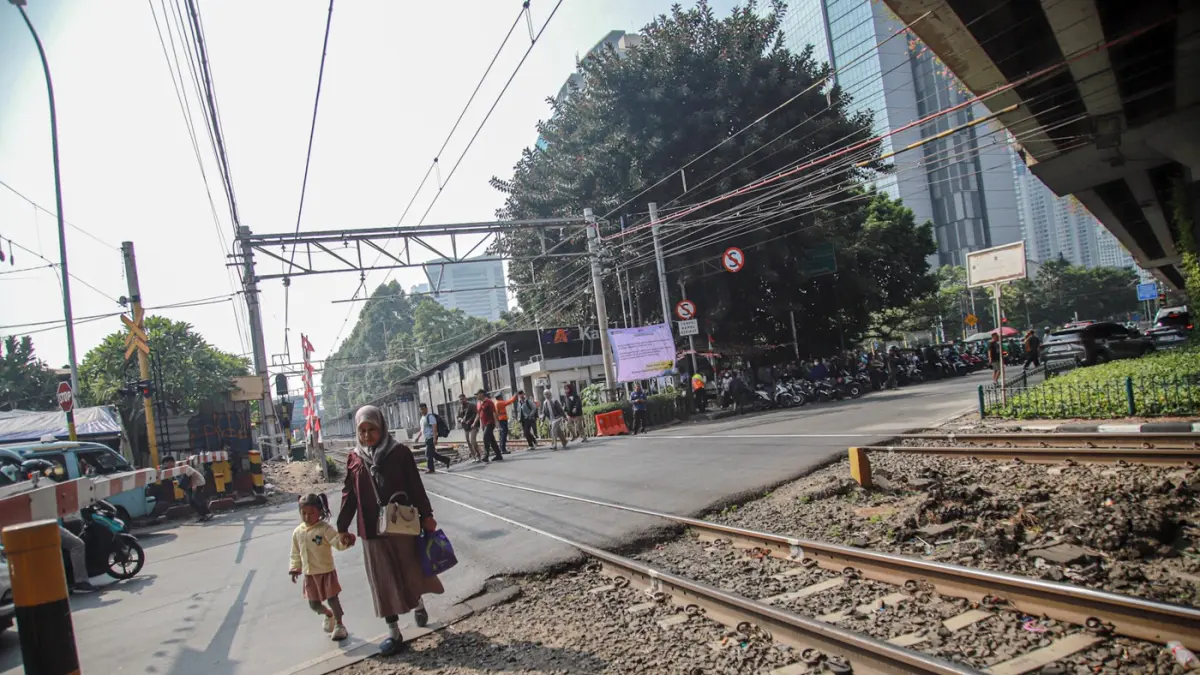 Suasana lengang peron di Stasiun KRL Karet, Jakarta, Selasa (01/09/2026). Sejumlah penumpang KRL berjalan kaki di samping Stasiun KRL Karet, Jakarta, Selasa (01/09/2026). (Hanung Hambara/Jawa Pos)