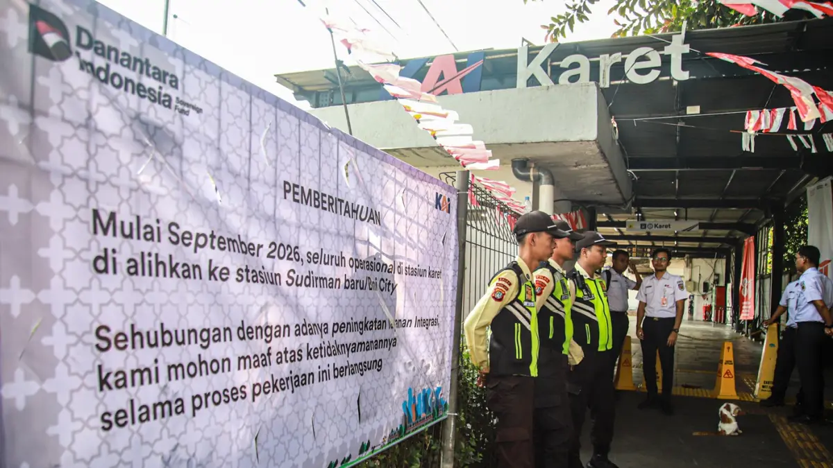 Suasana lengang peron di Stasiun KRL Karet, Jakarta, Selasa (01/09/2026). Sejumlah penumpang KRL berjalan kaki di samping Stasiun KRL Karet, Jakarta, Selasa (01/09/2026). (Hanung Hambara/Jawa Pos)