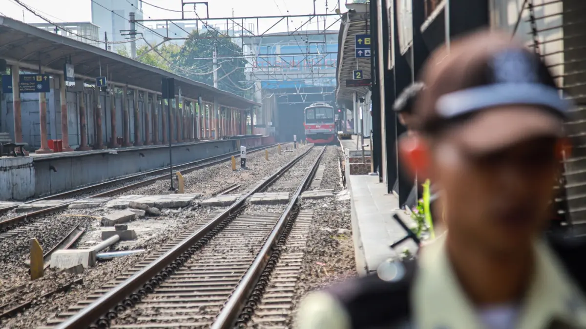 Suasana lengang peron di Stasiun KRL Karet, Jakarta, Selasa (01/09/2026). Sejumlah penumpang KRL berjalan kaki di samping Stasiun KRL Karet, Jakarta, Selasa (01/09/2026). (Hanung Hambara/Jawa Pos)
