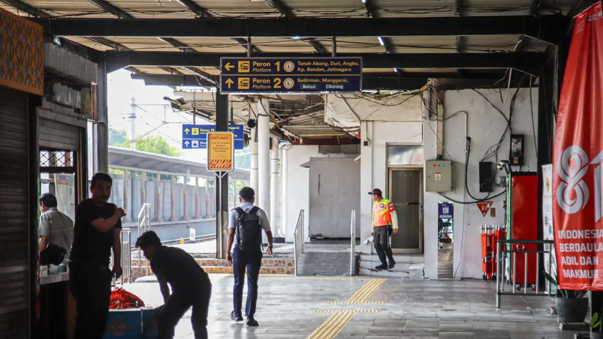 Suasana lengang peron di Stasiun KRL Karet, Jakarta, Selasa (01/09/2026). Sejumlah penumpang KRL berjalan kaki di samping Stasiun KRL Karet, Jakarta, Selasa (01/09/2026). (Hanung Hambara/Jawa Pos)