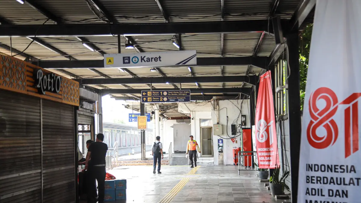 Suasana lengang peron di Stasiun KRL Karet, Jakarta, Selasa (01/09/2026). Sejumlah penumpang KRL berjalan kaki di samping Stasiun KRL Karet, Jakarta, Selasa (01/09/2026). (Hanung Hambara/Jawa Pos)