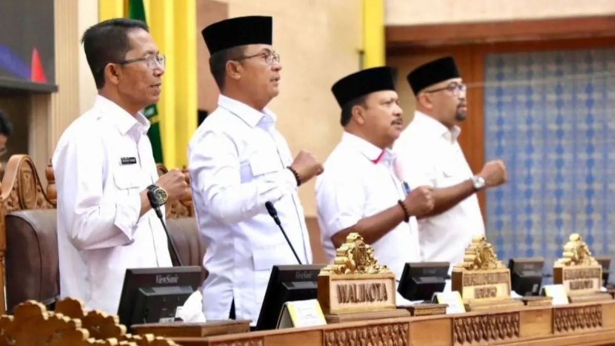Wali Kota Batam Amsakar Achmad (kiri) bersama pimpinan DPRD Kota Batam pada rapat Rancangan Peraturan Daerah di Batam, Kepri, Rabu (2/9). (Diskominfo Batam/Antara) - Image