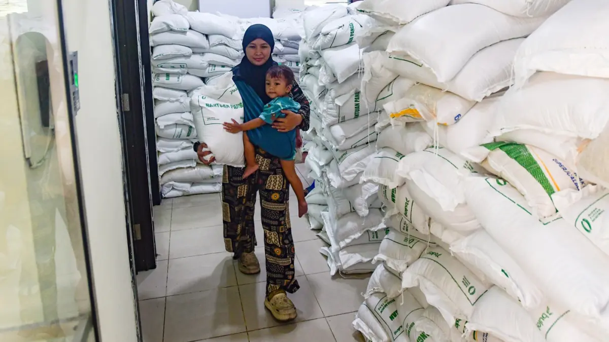 Warga Penerima Bantuan Pangan (PBP) saat antre untuk mendapatkan beras bantuan pangan di Kelurahan Kebon Baru, Jakarta Selatan, Selasa (2/9/2026). (Dery Ridwansah/ JawaPos.com)