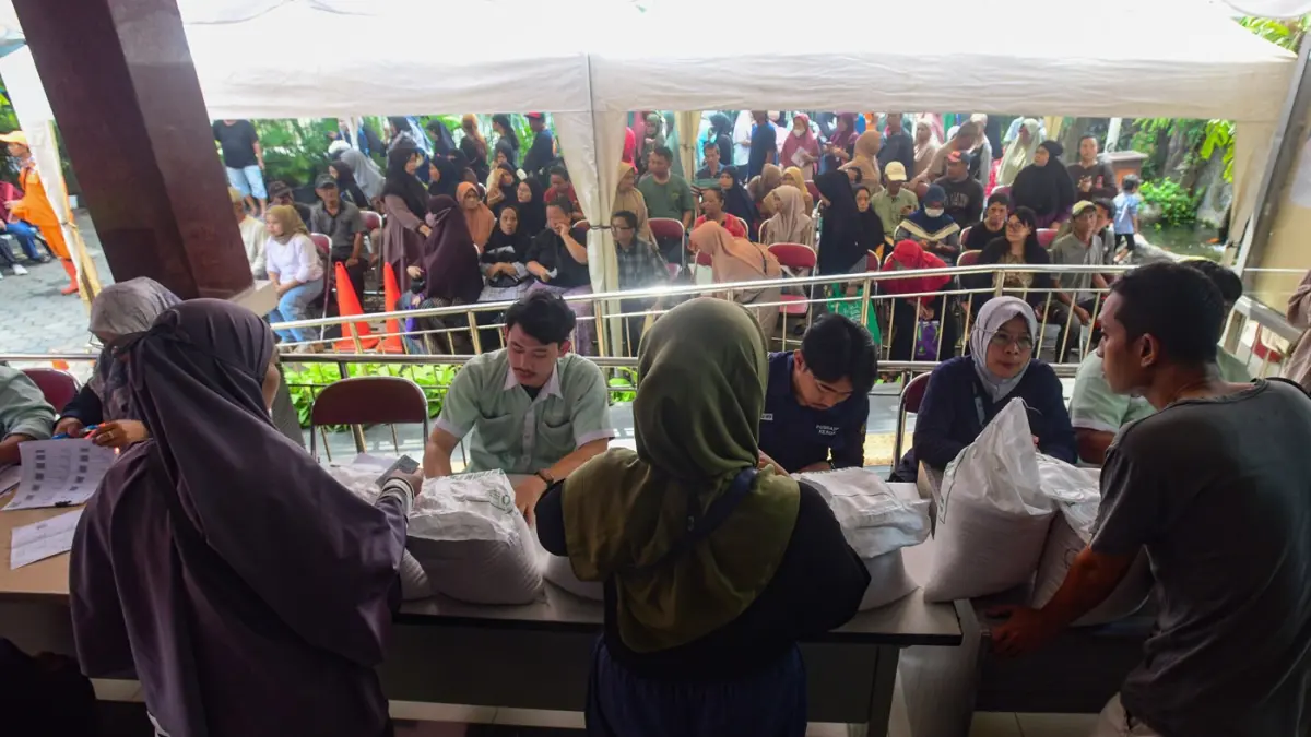 Warga Penerima Bantuan Pangan (PBP) saat antre untuk mendapatkan beras bantuan pangan di Kelurahan Kebon Baru, Jakarta Selatan, Selasa (2/9/2026). (Dery Ridwansah/ JawaPos.com)