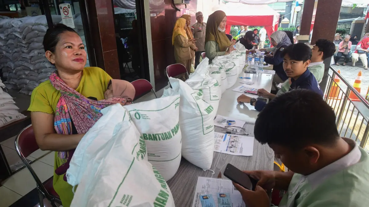 Warga Penerima Bantuan Pangan (PBP) saat antre untuk mendapatkan beras bantuan pangan di Kelurahan Kebon Baru, Jakarta Selatan, Selasa (2/9/2026). (Dery Ridwansah/ JawaPos.com)