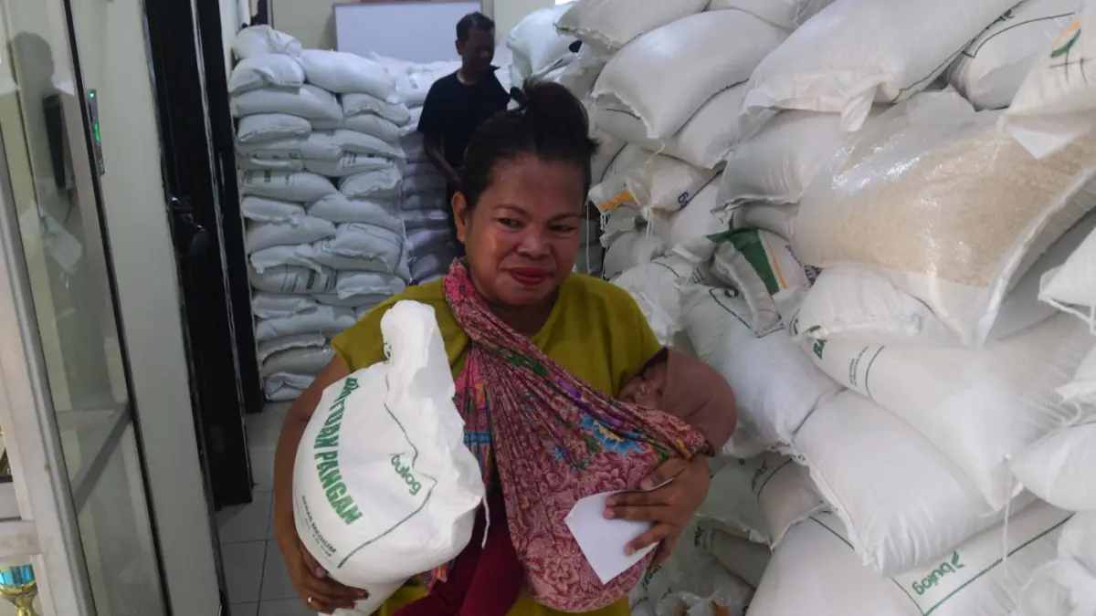 Warga Penerima Bantuan Pangan (PBP) saat antre untuk mendapatkan beras bantuan pangan di Kelurahan Kebon Baru, Jakarta Selatan, Selasa (2/9/2026). (Dery Ridwansah/ JawaPos.com)
