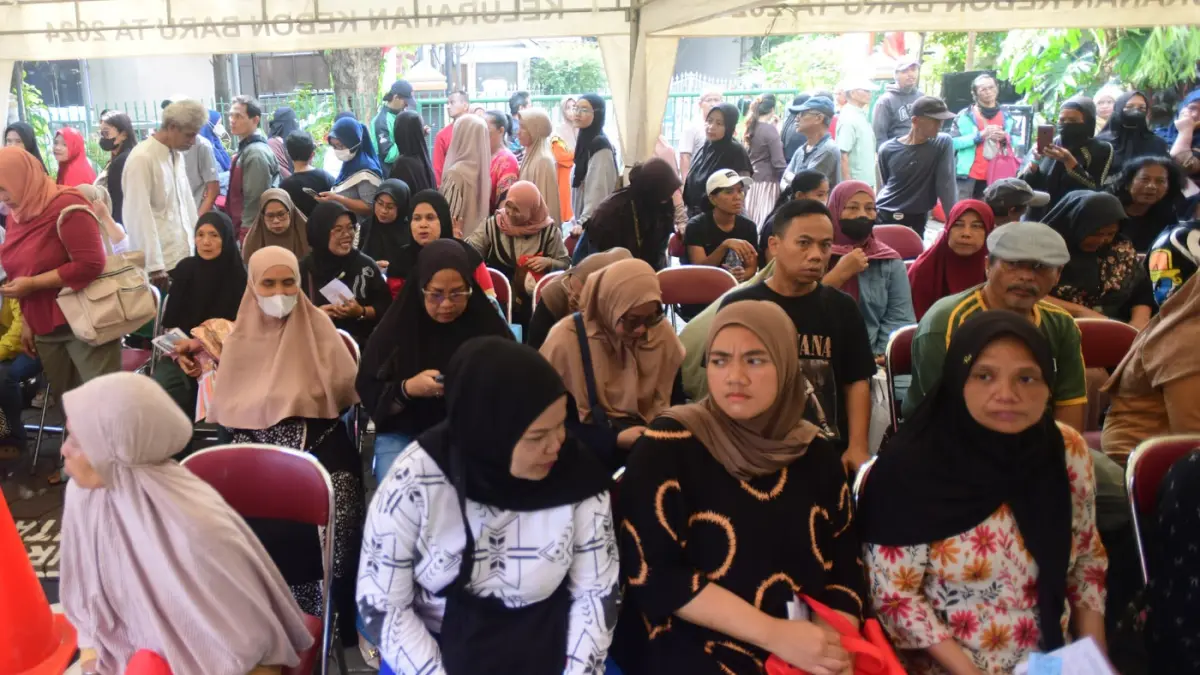 Warga Penerima Bantuan Pangan (PBP) saat antre untuk mendapatkan beras bantuan pangan di Kelurahan Kebon Baru, Jakarta Selatan, Selasa (2/9/2026). (Dery Ridwansah/ JawaPos.com)