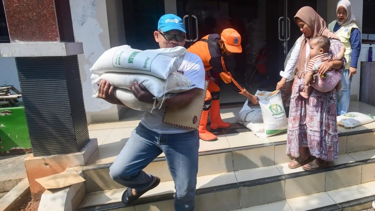 Warga Penerima Bantuan Pangan (PBP) saat antre untuk mendapatkan beras bantuan pangan di Kelurahan Kebon Baru, Jakarta Selatan, Selasa (2/9/2026). (Dery Ridwansah/ JawaPos.com)