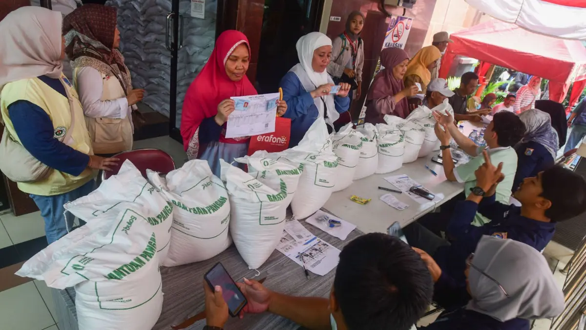 Warga Penerima Bantuan Pangan (PBP) saat antre untuk mendapatkan beras bantuan pangan di Kelurahan Kebon Baru, Jakarta Selatan, Selasa (2/9/2026). (Dery Ridwansah/ JawaPos.com)