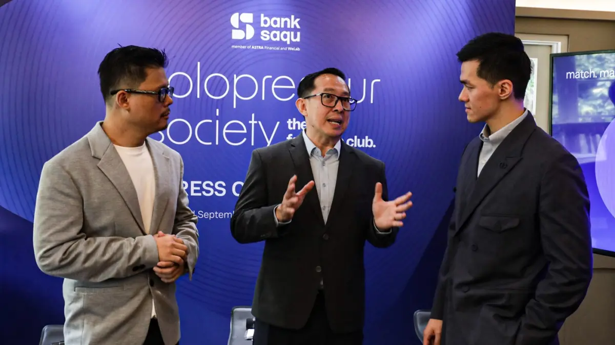 Relationship Banking Director Bank Saqu, Hendrik Komandangi (tengah) bersama Co-Founder & COO of IDN, William Utomo (kanan) dan CEO Otten Coffee, Jhoni Kusno (kiri) saat memperkenalkan Bank Saqu Solopreneur Society: The Founders Club di Jakarta (3/9/2026)