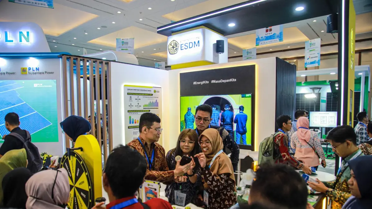 Pengunjung melihat booth dalam forum The 12th IndoEBTKE ConEx 2026 di JIEXPO Kemayoran, Jakarta, Rabu (02/09/2026). (Hanung Hambara/Jawa Pos)