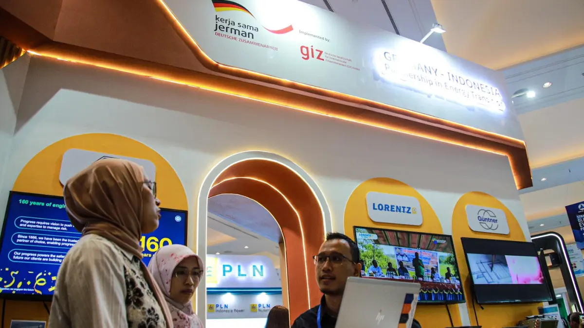 Pengunjung melihat booth dalam forum The 12th IndoEBTKE ConEx 2026 di JIEXPO Kemayoran, Jakarta, Rabu (02/09/2026). (Hanung Hambara/Jawa Pos)