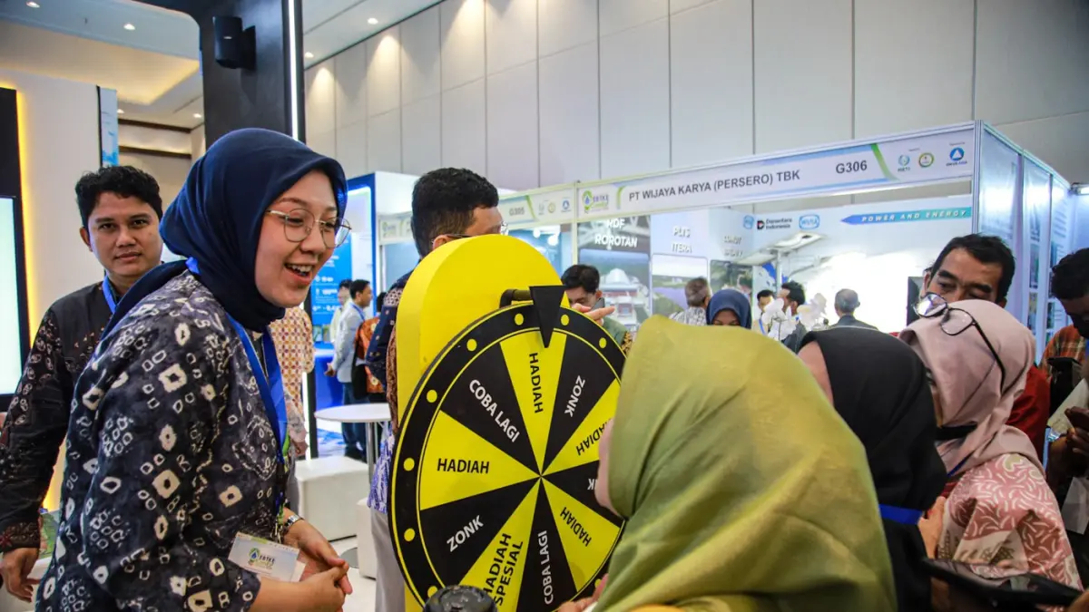 Pengunjung melihat booth dalam forum The 12th IndoEBTKE ConEx 2026 di JIEXPO Kemayoran, Jakarta, Rabu (02/09/2026). (Hanung Hambara/Jawa Pos)
