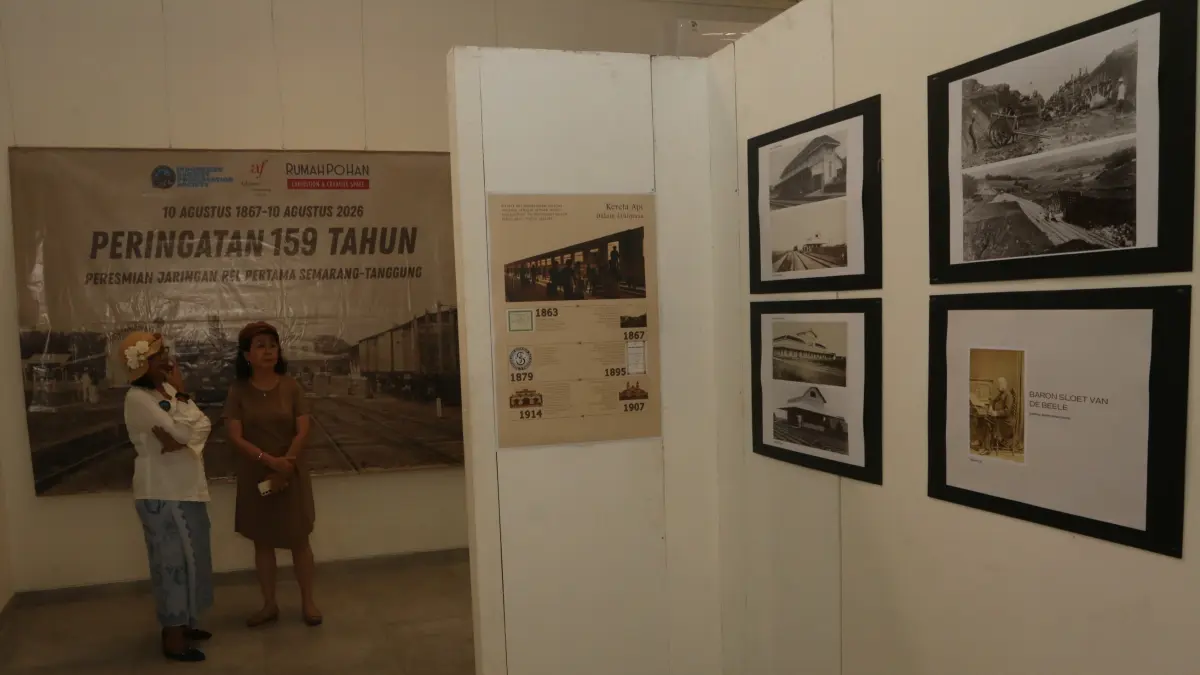 Pengunjung melihat karya foto dalam pameran arsip 159 tahun perjalanan kereta api pertama di Indonesia di Rumah Pohan, Semarang, Jawa Tengah, Minggu (30/8/2026). (Nur Chamim/Jawa Pos Radar Semarang)
