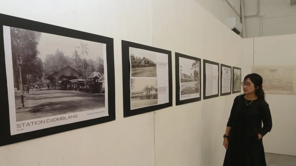 Pengunjung melihat karya foto dalam pameran arsip 159 tahun perjalanan kereta api pertama di Indonesia di Rumah Pohan, Semarang, Jawa Tengah, Minggu (30/8/2026). (Nur Chamim/Jawa Pos Radar Semarang)