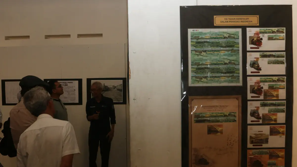 Pengunjung melihat karya foto dalam pameran arsip 159 tahun perjalanan kereta api pertama di Indonesia di Rumah Pohan, Semarang, Jawa Tengah, Minggu (30/8/2026). (Nur Chamim/Jawa Pos Radar Semarang)