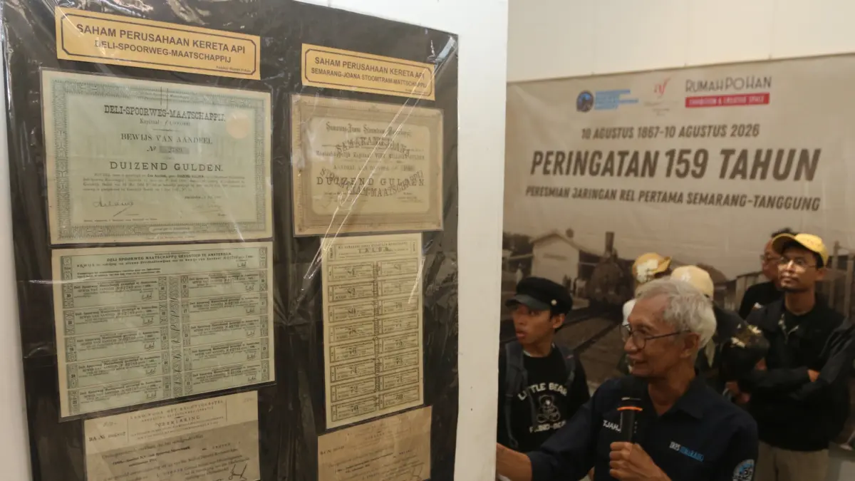 Pengunjung melihat karya foto dalam pameran arsip 159 tahun perjalanan kereta api pertama di Indonesia di Rumah Pohan, Semarang, Jawa Tengah, Minggu (30/8/2026). (Nur Chamim/Jawa Pos Radar Semarang)