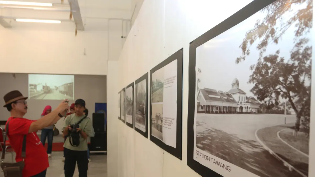 Pengunjung melihat karya foto dalam pameran arsip 159 tahun perjalanan kereta api pertama di Indonesia di Rumah Pohan, Semarang, Jawa Tengah, Minggu (30/8/2026). (Nur Chamim/Jawa Pos Radar Semarang)