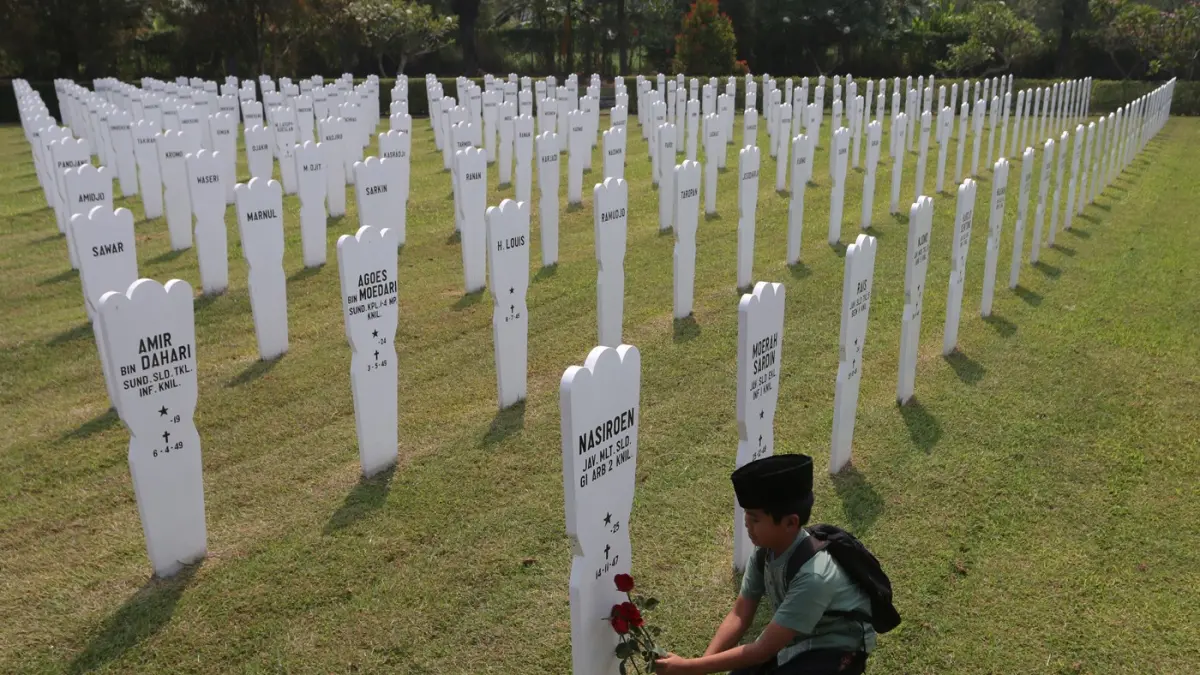Sejumlah pengunjung menyimak penjelasan pemandu saat mengikuti kegiatan tur edukasi sejarah Perang Dunia II di Ereveld Kalibanteng, Semarang, Jawa Tengah, Rabu (2/9/2026).