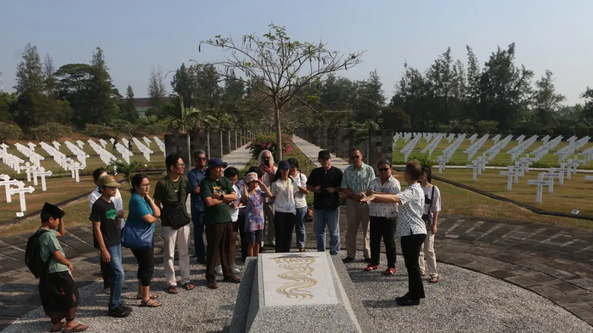 Sejumlah pengunjung menyimak penjelasan pemandu saat mengikuti kegiatan tur edukasi sejarah Perang Dunia II di Ereveld Kalibanteng, Semarang, Jawa Tengah, Rabu (2/9/2026).