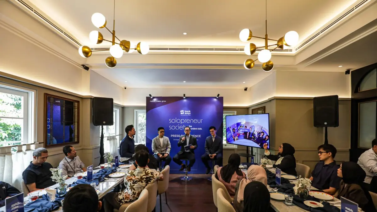 Relationship Banking Director Bank Saqu, Hendrik Komandangi (tengah) bersama Co-Founder & COO of IDN, William Utomo (kanan) dan CEO Otten Coffee, Jhoni Kusno (kiri) saat memperkenalkan Bank Saqu Solopreneur Society: The Founders Club di Jakarta (3/9/2026)