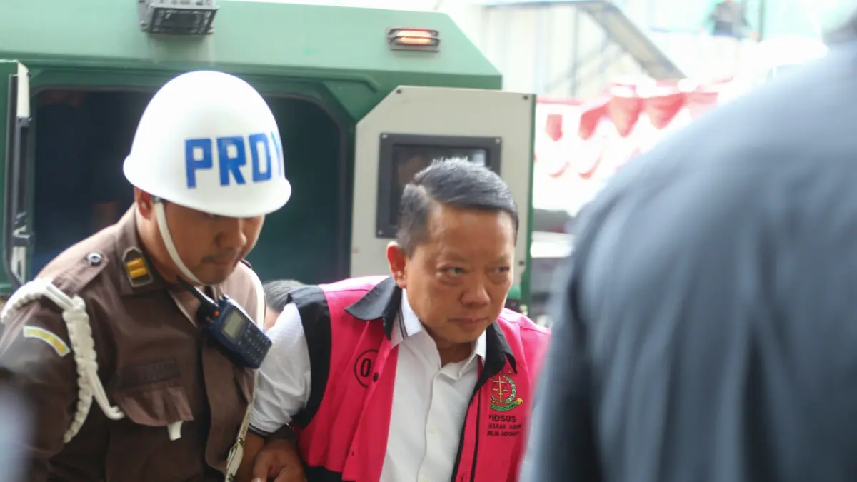 Tersangka kasus dugaan Tindak Pidana Pencucian Uang (TPPU) Febrie Adriansyah tiba di Gedung Utama Kejaksaan Agung, Jakarta, Kamis (3/9/2026). (Dery Ridwansah/ JawaPos.com)