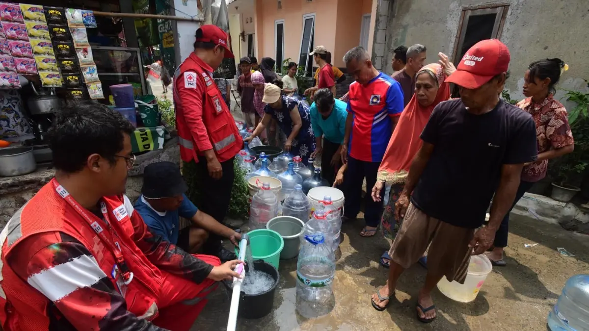 Warga terdampak kekeringan kemarau mendapatkan bantuan air bersih yang disalurkan PMI di Rawa Geni, Cipayung, Kota Depok, Rabu (2/9/2026). (Dery Ridwansah/ JawaPos.com)
