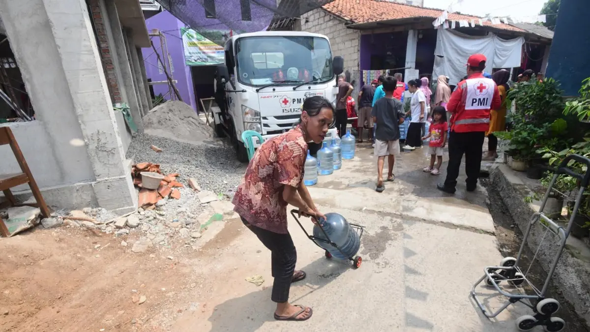 Warga terdampak kekeringan kemarau mendapatkan bantuan air bersih yang disalurkan PMI di Rawa Geni, Cipayung, Kota Depok, Rabu (2/9/2026). (Dery Ridwansah/ JawaPos.com)