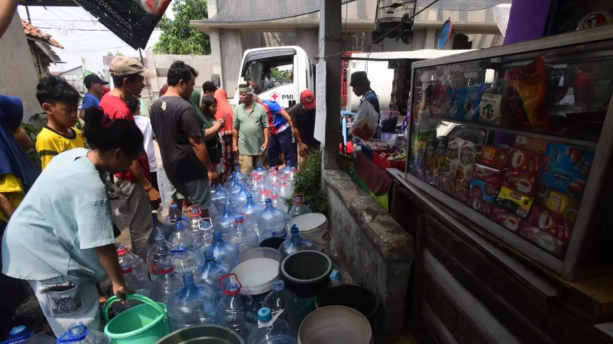 Warga terdampak kekeringan kemarau mendapatkan bantuan air bersih yang disalurkan PMI di Rawa Geni, Cipayung, Kota Depok, Rabu (2/9/2026). (Dery Ridwansah/ JawaPos.com)