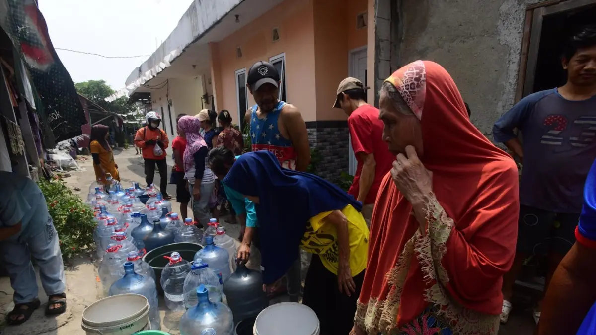 Warga terdampak kekeringan kemarau mendapatkan bantuan air bersih yang disalurkan PMI di Rawa Geni, Cipayung, Kota Depok, Rabu (2/9/2026). (Dery Ridwansah/ JawaPos.com)