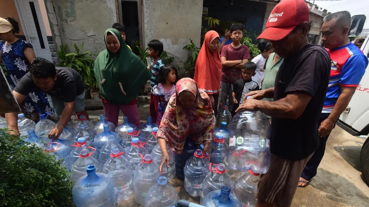 Warga terdampak kekeringan kemarau mendapatkan bantuan air bersih yang disalurkan PMI di Rawa Geni, Cipayung, Kota Depok, Rabu (2/9/2026). (Dery Ridwansah/ JawaPos.com)