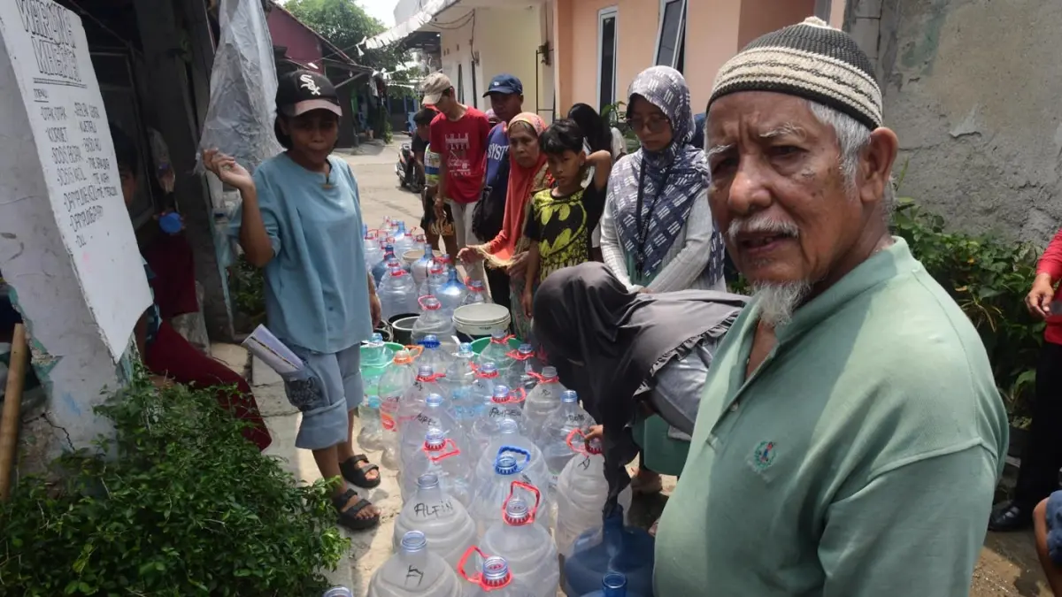 Warga terdampak kekeringan kemarau mendapatkan bantuan air bersih yang disalurkan PMI di Rawa Geni, Cipayung, Kota Depok, Rabu (2/9/2026). (Dery Ridwansah/ JawaPos.com)
