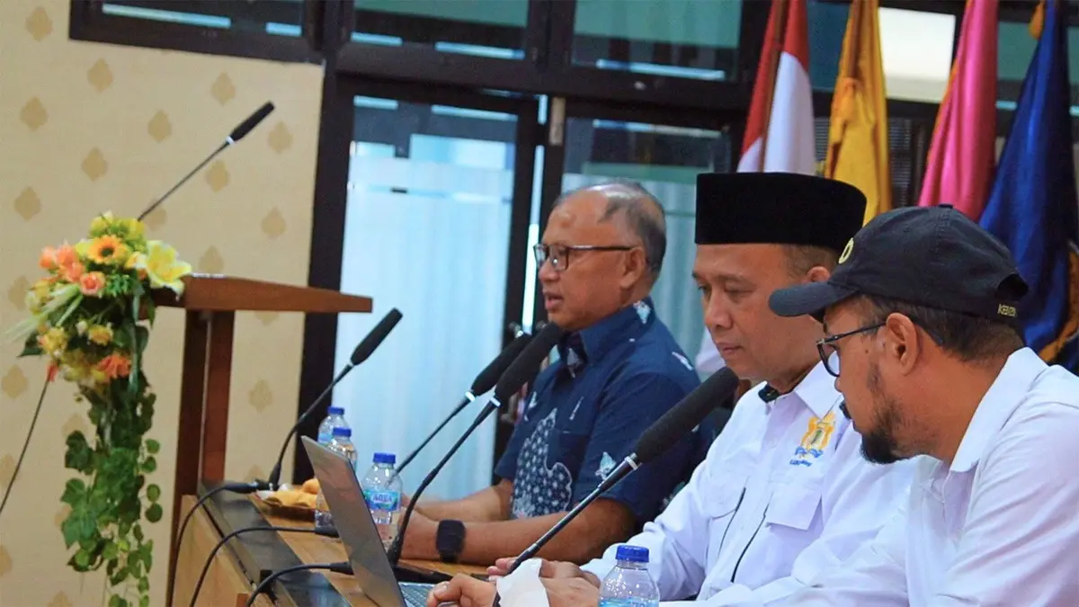 Ketua Kamar Dagang dan Industri (Kadin) Kabupaten Malang Bambang Suryanto mempersiapkan materi jelang keikutsertaannya sebagai panelis dalam forum Bincang Bisnis Bersama Dahlan Iskan: Kolaborasi Bisnis Menuju Malang Raya Megapolitan. (Istimewa). - Image