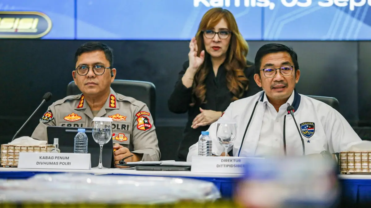 Direktur Tindak Pidana Siber (Dirtipidsiber) Bareskrim Polri Brigjen Pol Adex Yudiswan (kanan) didampingi Kepala Bagian Penerangan Umum (Kabag Penum) Divisi Humas Polri Kombes Pol. Erdi A. Chaniago (kiri) saat pengungkapan kasus kejahatan siber di Gedung