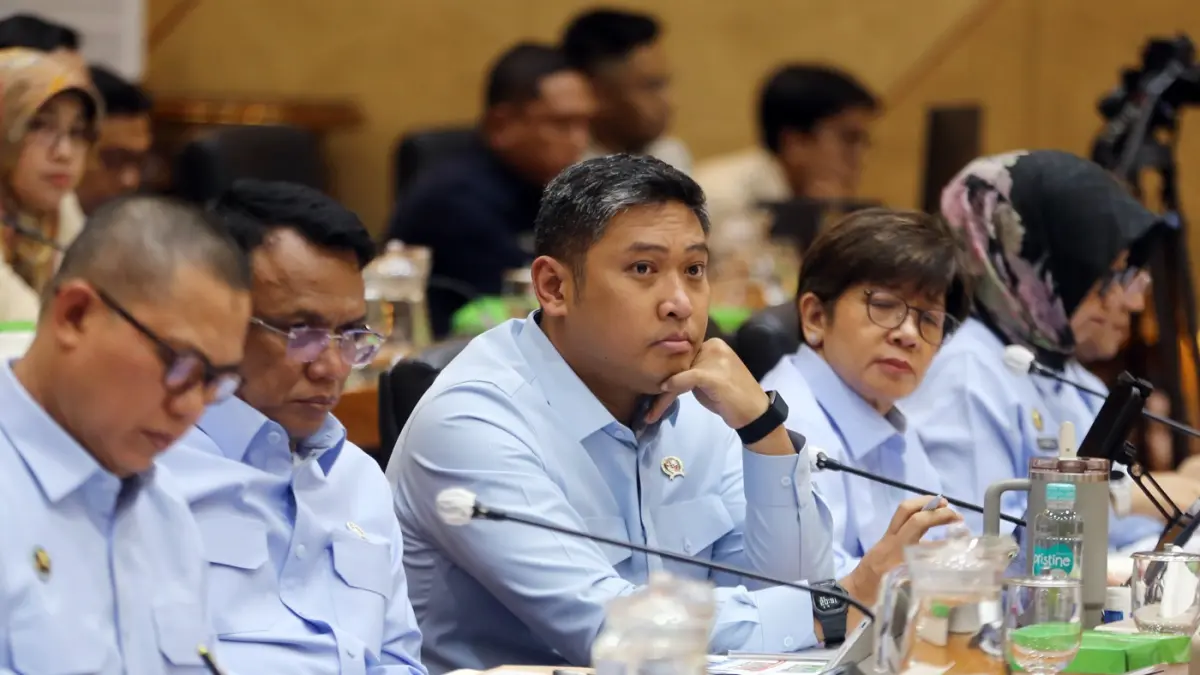 Kepala Badan Gizi Nasional (BGN) Sudaryono bersama para wakil kepala dan sejumlah pejabat utama BGN menyampaikan paparan saat rapat kerja dengan Komisi IX DPR di Kompleks Parlemen, Senayan, Jakarta, Kamis (3/9/2026). (Dery Ridwansah/ JawaPos.com)