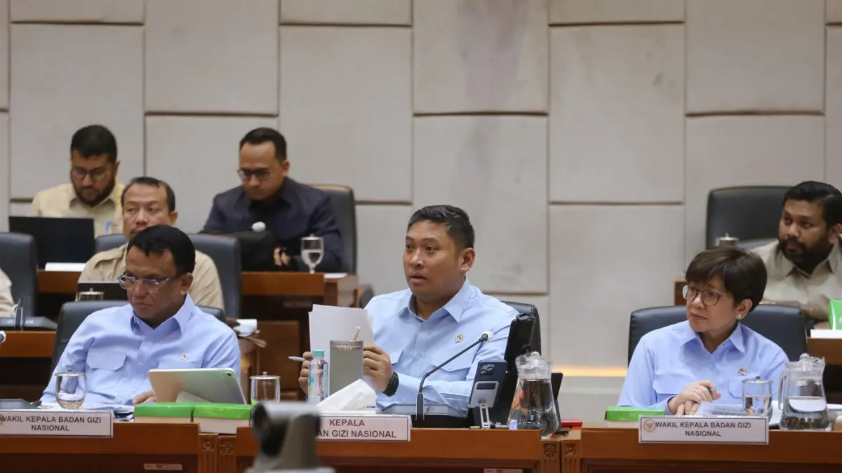 Kepala Badan Gizi Nasional (BGN) Sudaryono bersama para wakil kepala dan sejumlah pejabat utama BGN menyampaikan paparan saat rapat kerja dengan Komisi IX DPR di Kompleks Parlemen, Senayan, Jakarta, Kamis (3/9/2026). (Dery Ridwansah/ JawaPos.com)