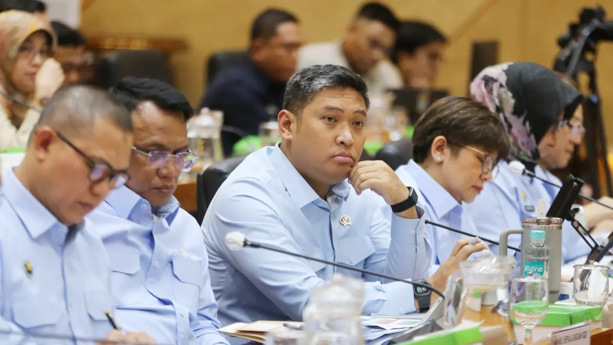 Kepala Badan Gizi Nasional (BGN) Sudaryono bersama para wakil kepala dan sejumlah pejabat utama BGN menyampaikan paparan saat rapat kerja dengan Komisi IX DPR di Kompleks Parlemen, Senayan, Jakarta, Kamis (3/9/2026). (Dery Ridwansah/ JawaPos.com)