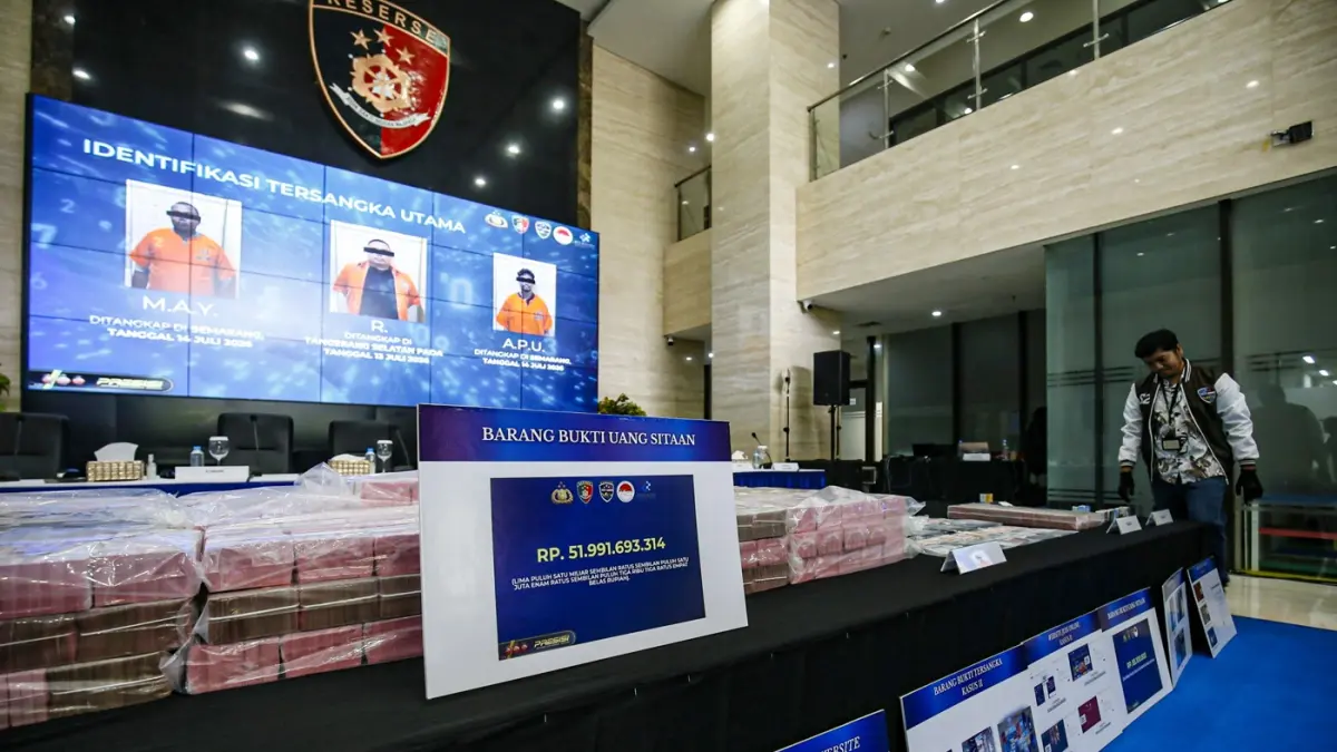 Petugas Direktorat Tindak Pidana Siber (Dittipidsiber) Polri menata barang bukti saat pengungkapan kasus kejahatan siber di Gedung Awaloedin Djamin Bareskrim Polri, Jakarta, Kamis (3/9/2026). (Salman Toyibi/Jawa Pos)
