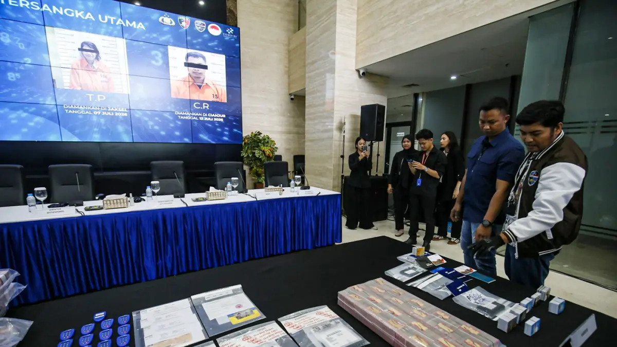 Petugas Direktorat Tindak Pidana Siber (Dittipidsiber) Polri menata barang bukti saat pengungkapan kasus kejahatan siber di Gedung Awaloedin Djamin Bareskrim Polri, Jakarta, Kamis (3/9/2026). (Salman Toyibi/Jawa Pos)