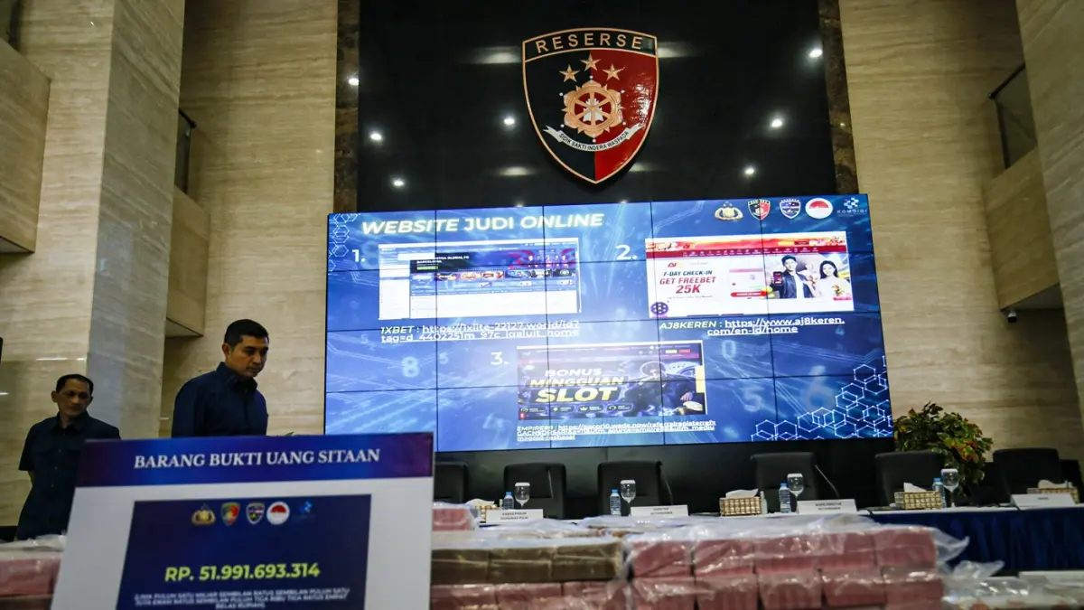 Petugas Direktorat Tindak Pidana Siber (Dittipidsiber) Polri menata barang bukti saat pengungkapan kasus kejahatan siber di Gedung Awaloedin Djamin Bareskrim Polri, Jakarta, Kamis (3/9/2026). (Salman Toyibi/Jawa Pos)