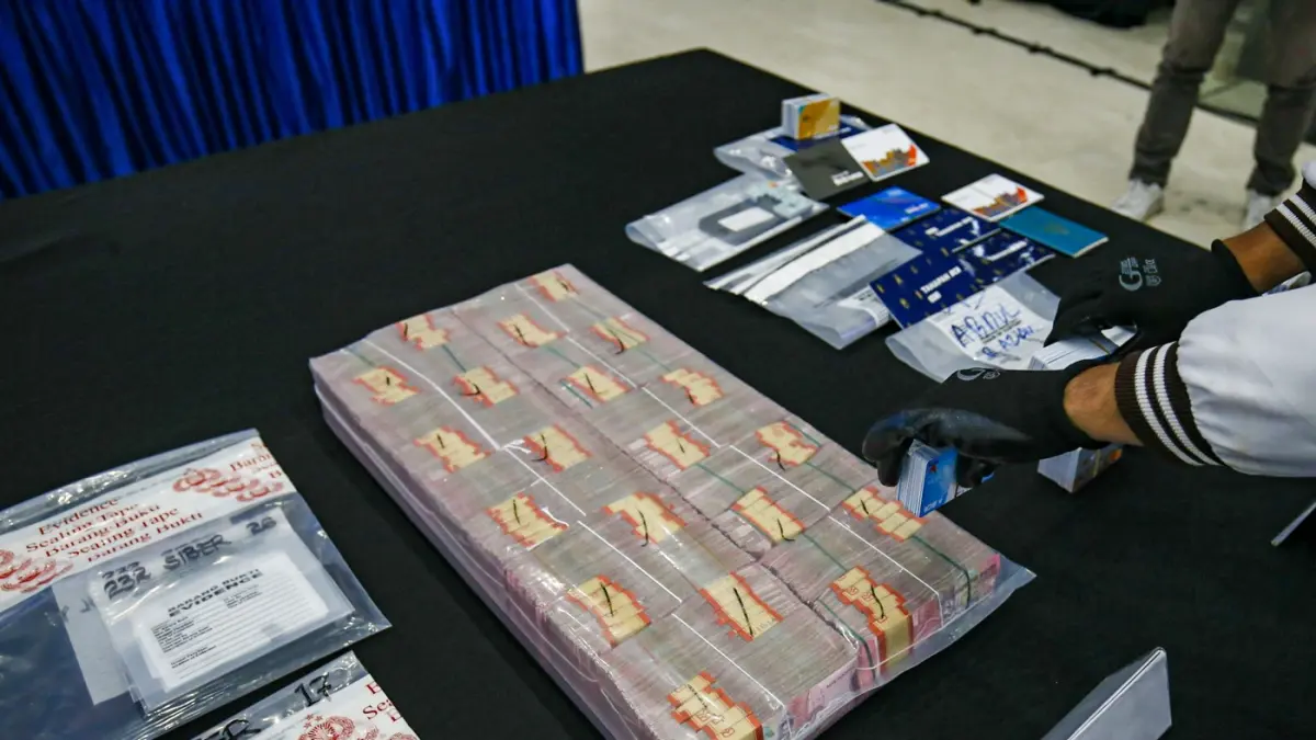 Petugas Direktorat Tindak Pidana Siber (Dittipidsiber) Polri menata barang bukti saat pengungkapan kasus kejahatan siber di Gedung Awaloedin Djamin Bareskrim Polri, Jakarta, Kamis (3/9/2026). (Salman Toyibi/Jawa Pos)