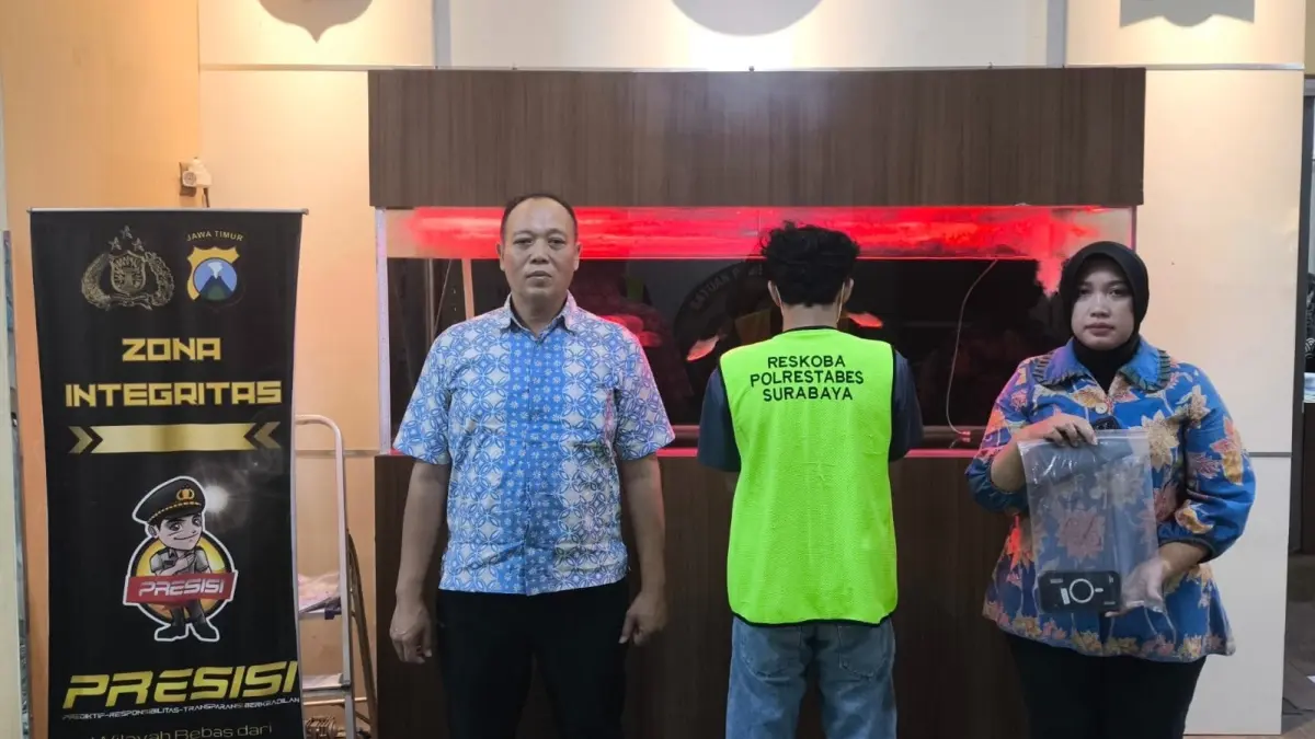 Warga Lamongan ditangkap Sat Resnarkoba Polrestabes Surabaya usai kedapatan edarkan narkoba. (Humas Polrestabes Surabaya) - Image